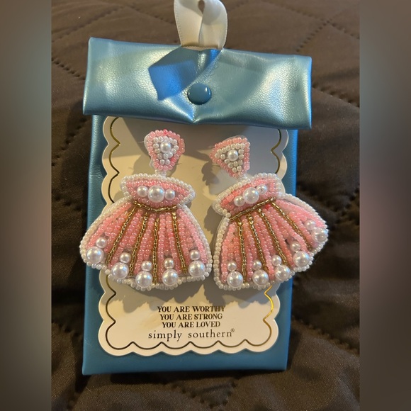 Simply Southern Pink and White Beaded Seashell Earrings with dustbag - Picture 1 of 3